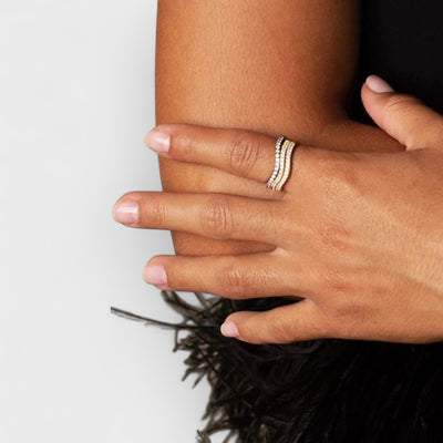 Sleek Wave Line Diamond-Inlaid Ring