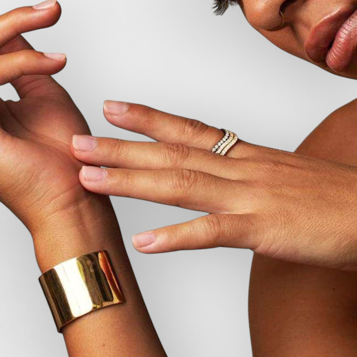 Sleek Wave Line Diamond-Inlaid Ring